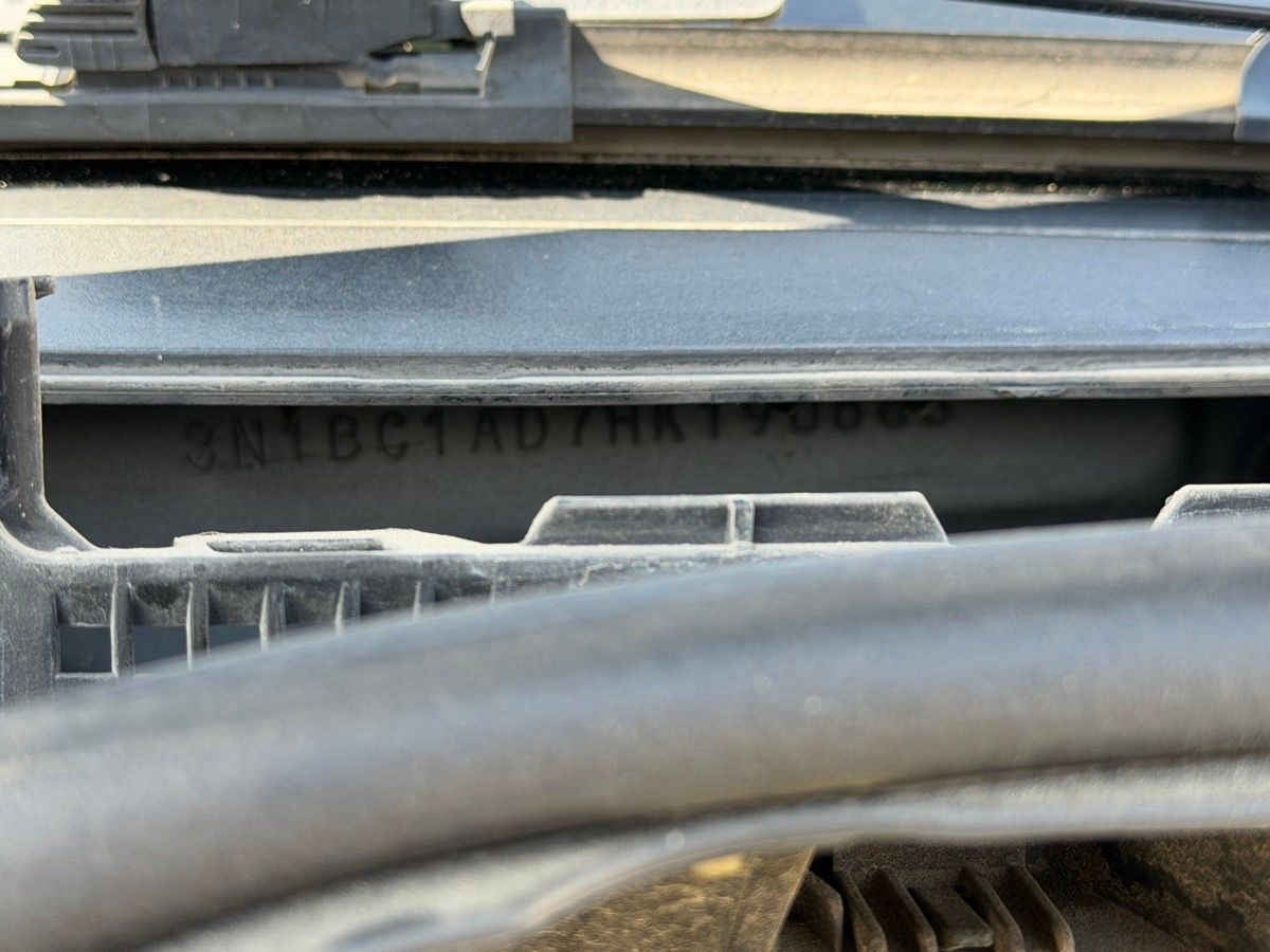 2017 Nissan Tiida 4p Sedán Sense L4/1.8 Aut