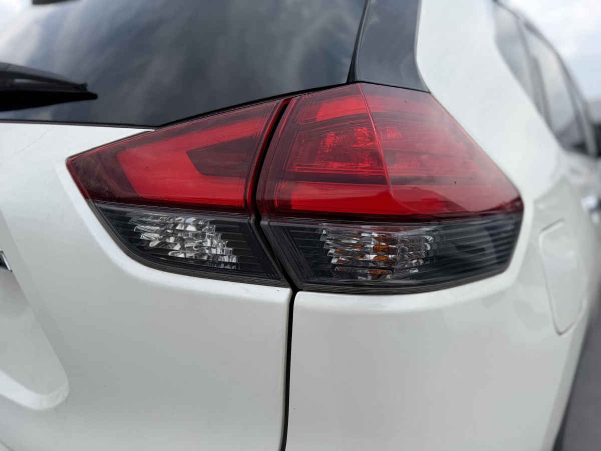 2022 Nissan X-Trail 5p Sense 3 L4/2.5 Aut Banca abatible